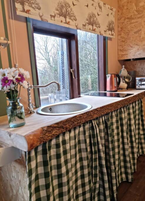The Woodland Lodge - Wood Fired Hot Tub And Firepit Hambleton Экстерьер фото